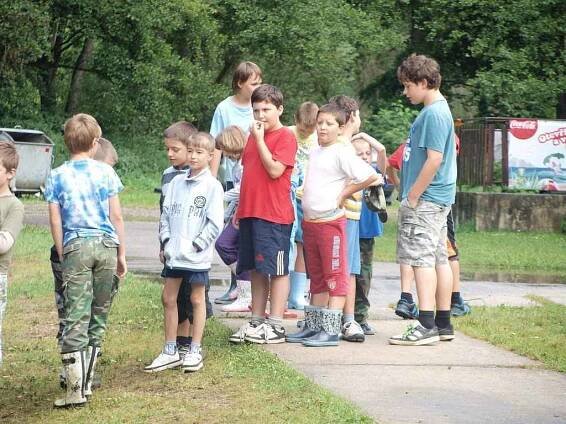 Několik desítek dětí z Tachovska tráví letní prázdniny i na táboře IZS nedaleko Kožlan na Plzeňsku. 