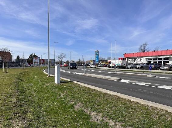 Parkoviště u budějovického Globusu je dál bez závor. Jejich spuštění se odkládá