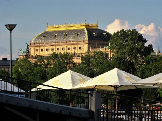 Fotografie - Praha_Národní divadlo pohledem přes Vltavu - 17.07.2017