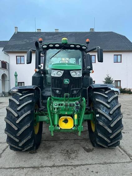 Kolový traktor John Deere 6250R | STROM PRAHA a.s. 