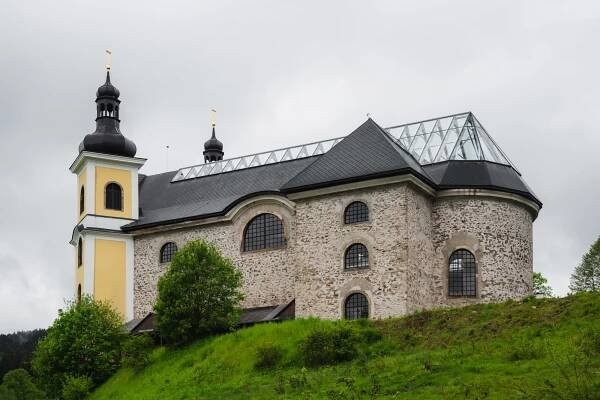 Kostel Nanebevzetí Panny Marie v Neratově