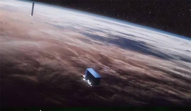 Satelit Starlink vypuštěný na orbit. Jedná se o malé, placaté zařízení s hmotností lehce přes 200 kg. Po vypuštění začne rozbalovat svou „plachtu“