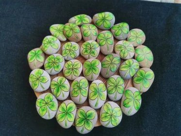 Malovaný kámen zelený Talismany pro štěstí - mix čtyřlístků