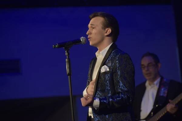 Podívejte se: Zpěvák Nikolas Put nabídl procházku písněmi Karla Gotta