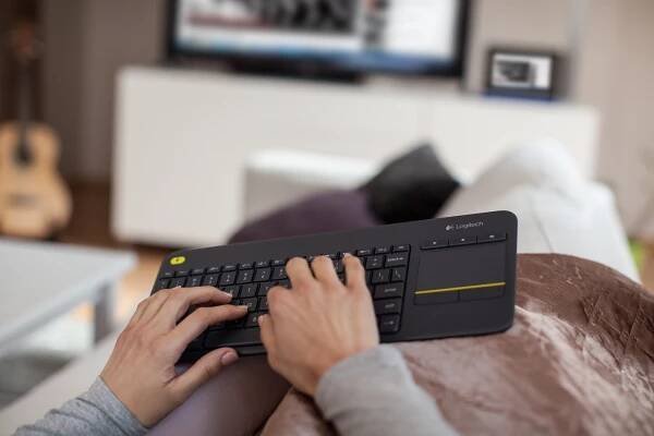 Logitech K400 Plus - klávesnice pro obývací pokoje zjednodušuje propojení vašeho PC s televizorem – PressOffice