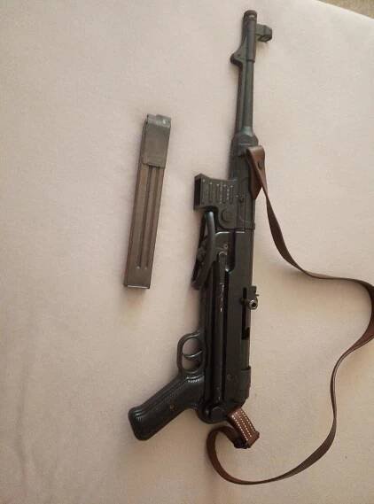 Plynový expanzní samopal MP40 s popruhem
