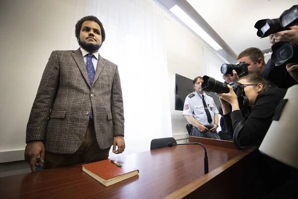 Obrazem: Feri začal u soudu úsměvy, dnes o něj přišel