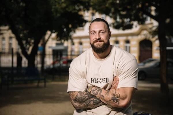 Nejlepší cviky na ploché bříško podle trenéra Jakuba Enžla. Dělejte je doma a velkého břicha se zbavíte