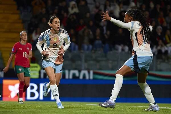 Esther González celebra el gol anotado ante Portugal en Paços de Ferreira