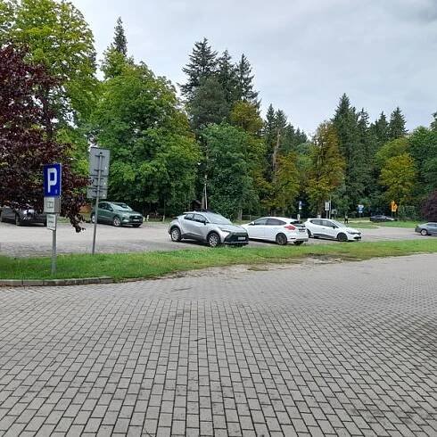 Fotogalerie • Parkoviště pouze pro zákazníky a hosty (Parkoviště pouze pro zákazníky a hosty) • Mapy.com