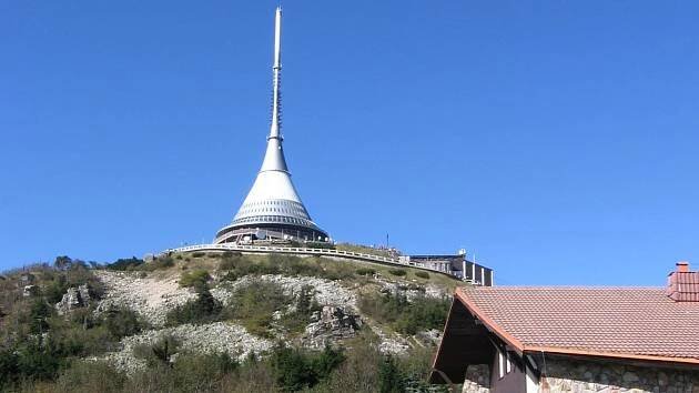 Ikonický vysílač na Ještědu slaví. Před 55 lety byl položen základní kámen