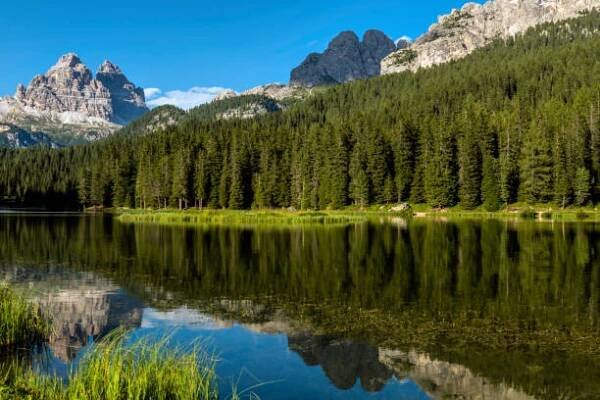 jezero misurina, malebná odpolední scéna v národním parku cime di lavaredo, dolomity, evropské alpy, itálie, - auronzo di cadore - stock snímky, obrázky a fotky