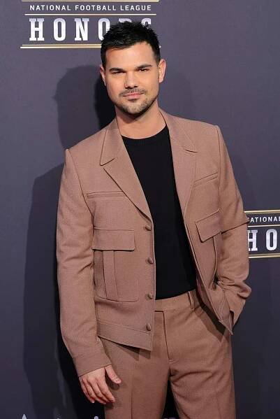 Taylor Lautner Takes on TikTok Trend to Suggest Bella Should ve Married Jacob in Twilight 051