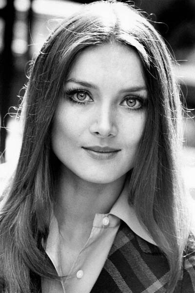 Súbor:Barbara Bouchet (Rome, 1970s) by Rino Petrosino.jpg