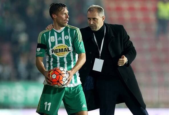 Protihráče nakopl a sudímu vrazil pěstí. Fotbalista Šírl bláznil v divizi