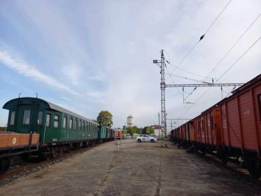 Unikátní expozice na kolejích: Legiovlak poprvé zastavil na nádraží v Pečkách
