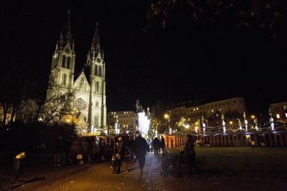 KRÁTCE: V Praze začaly vánoční trhy
