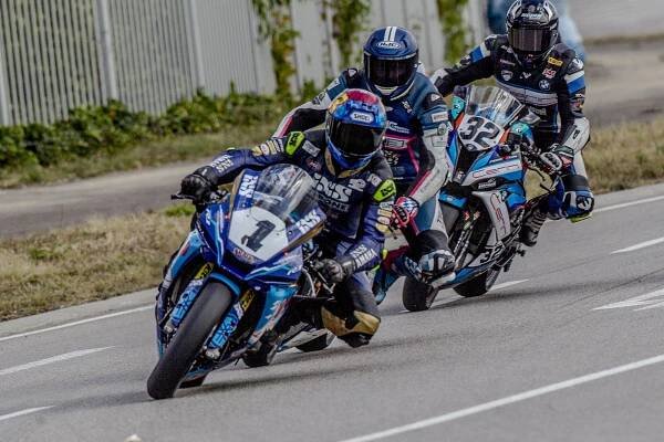 Červený je král! Východočeský motocyklový závodník se popáté stal šampionem IRRC