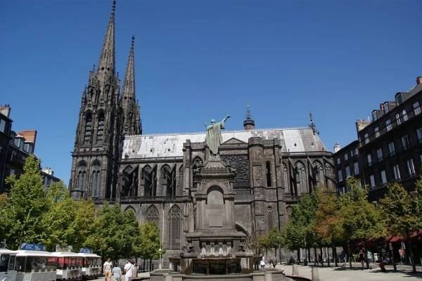 Clermont-Ferrand – katedrála... - Chrám