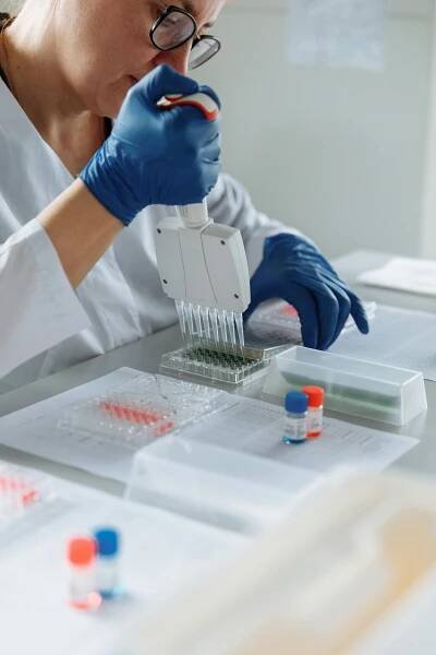 bezplatná Základová fotografie zdarma na téma analytická chemie, analýza vzorku, bílý plášť Základová fotografie
