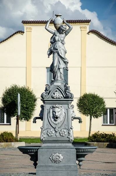 Soubor:Kašna - fontána (Dašice) 2.jpg
