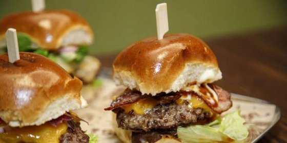 Nejoblíbenější burgery z Bouda Burgers: 3 miniburgery s hovězím i trhaným vepřovým masem