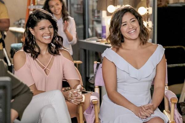 Neposkvrněná Jane - Chapter Fifty-Nine - Z filmu - Andrea Navedo, Gina Rodriguez