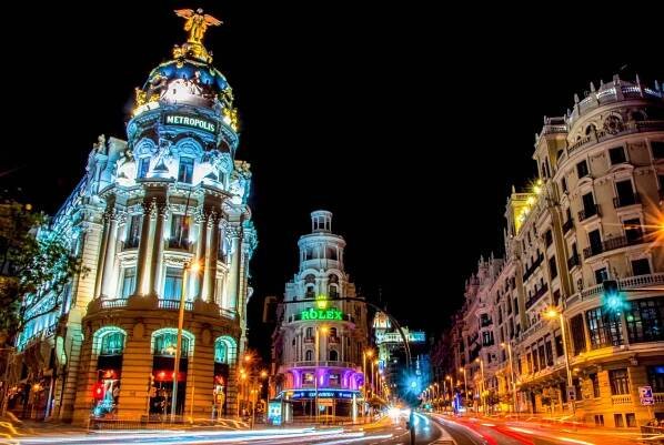 noční výhled na ulici grand via v madridu - gran vía madrid - stock snímky, obrázky a fotky