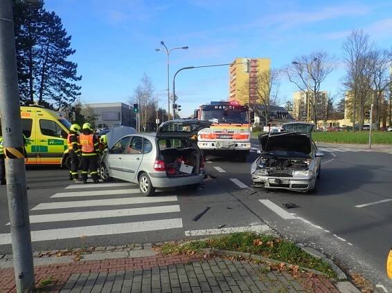Po nehodě dvou vozů v Havířově vyprošťovali hasiči zraněného spolujezdce