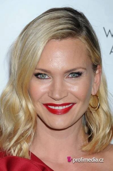 Natasha Henstridge - celebrity účes - HappyHair