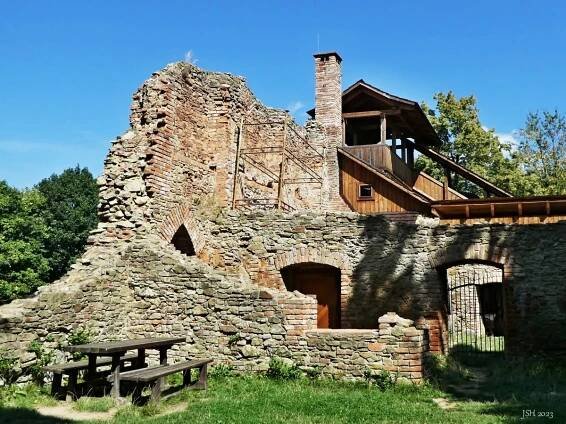 Zřícenina Janův hrad ve Vizovicích | TuristickaMapa.cz