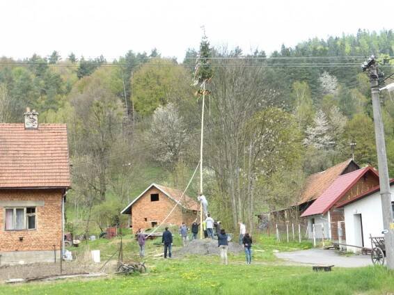 Stavění máje - Oficiální stránky obce DRŽKOVÁ