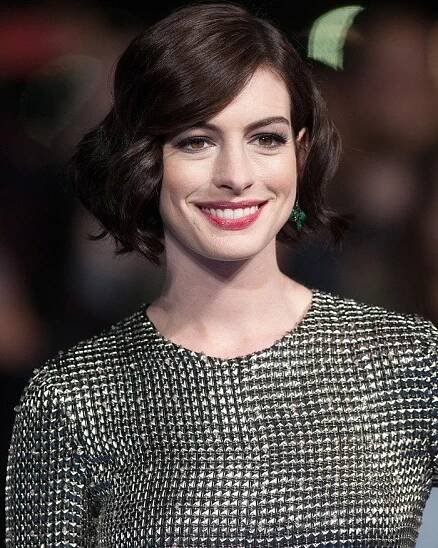 Anne Hathaway accessorized with Solange Azagury-Partridge jewelry