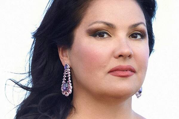 Ve Wiesbadenu demonstrovaly stovky lidí proti ruské sopranistce Netrebko