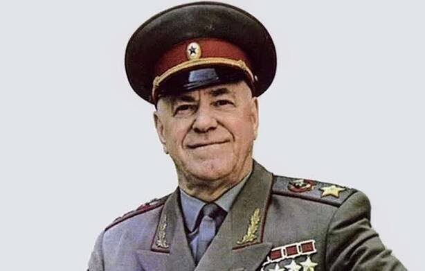 Proč po Stalinově smrti nepřevzal SSSR maršál Žukov, všemi milovaný vítěz nad nacismem? Politici se ho báli a opakovaně zrazovali