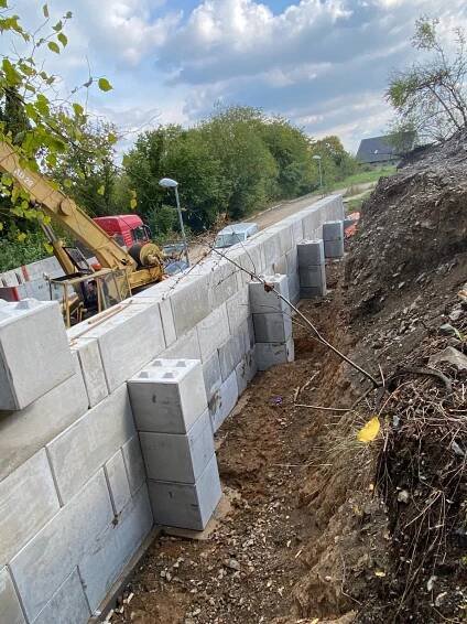 Jílové u Prahy - opěrná stěna - betonový bloky