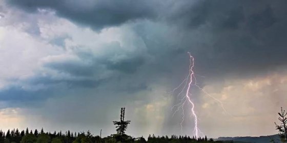 Přívalové deště nepoleví, v celém Česku platí výstraha před bouřkami