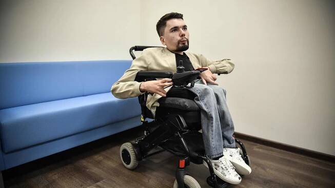 Putin’s Toughest Online Critic Brings His Name, and Wheelchair, Into the Light