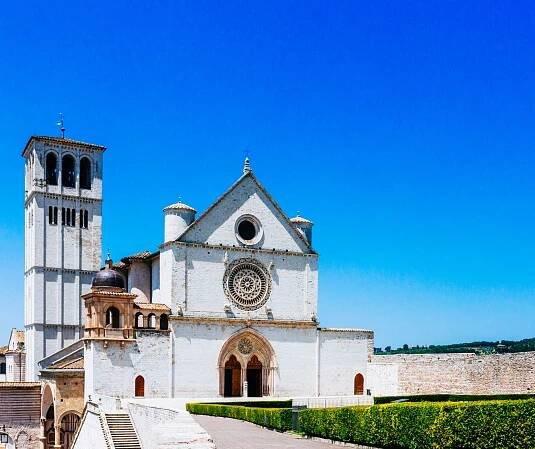 THE BASILICA OF SAINT FRANCIS IN ASSISI: A TIMELESS BEACON OF FAITH AND ART - AV Travel