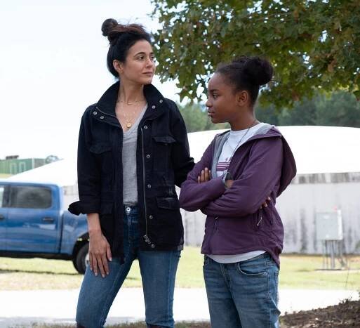 Smrtící virus - Pěkně si vás vychutnám - Z filmu - Emmanuelle Chriqui, Saniyya Sidney