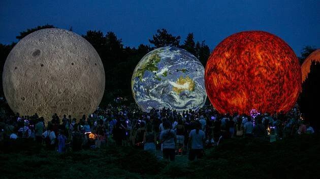 Hvězdárna a planetárium obří modely těles Sluneční soustavy