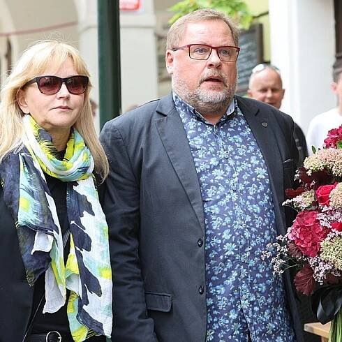 Poslední rozloučení s Hanou Zagorovou v kostele svatého Tomáše na Malé Straně: Dorazili i Simona Vrbická a Václav Kopta.