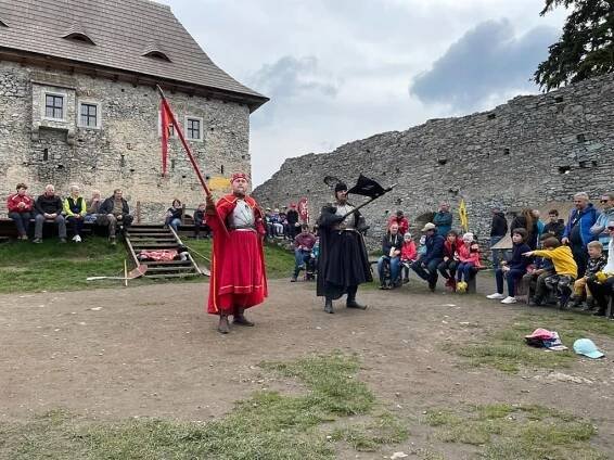 Hrad Kašperk ožil o víkendu středověkem - FOTKY - QAP.cz