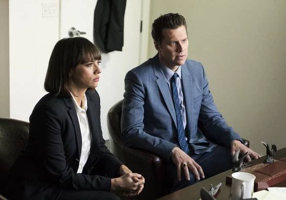 Angie Tribeca - The Coast Is Fear - Z filmu - Rashida Jones, Hayes MacArthur