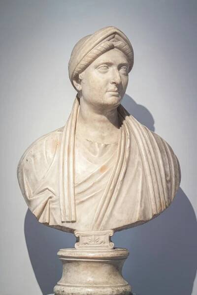 Cicero, Augustus and the others: the Vasari Corridor at the Uffizi welcomes historical figures