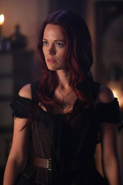Ospalá díra - Série 2 - Spřízněný - Z filmu - Katia Winter