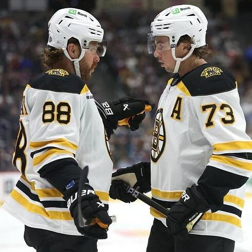 Naše dítě. McAvoy a Pastrňák pravděpodobně povedou Boston spolu a bez „céčka“