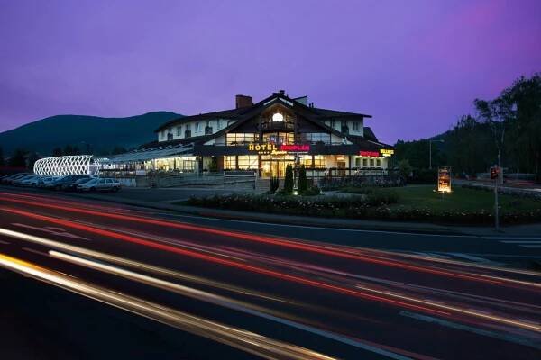 Nespecifikovaný výhled na hory nebo výhled na hory při pohledu z hotelu