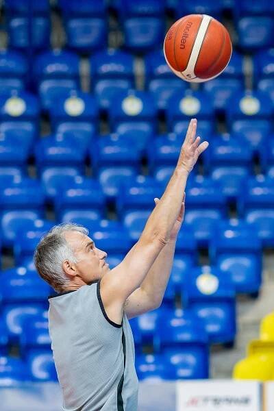FOTO: Ivan Trojan je ve výborné kondici. Takto "řádil" s basketbalisty v Opavě