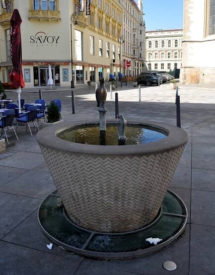 Soubor:Fontána v blízkosti kostela sv. Jakuba.jpg – Wikipedie